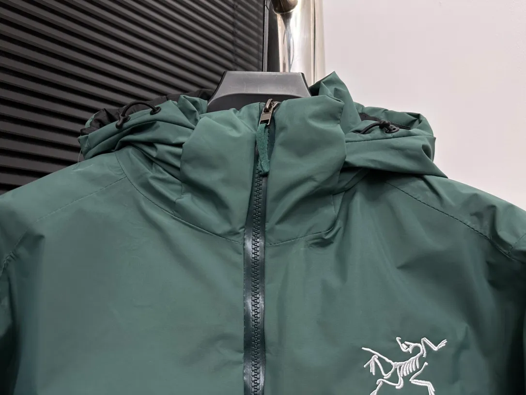 【ARCTERYX】Macai Jacket ‘’ ‘’ MACAI JACKET 。 Macai ， ， ， 。 ， ， Breathable GORE-TEX 、 、 。 Drop Hood M ， Powder Guard 。 100% ( EPTFE ) ， Ykk Premium LOGO Same Style Sizes：S-XXL